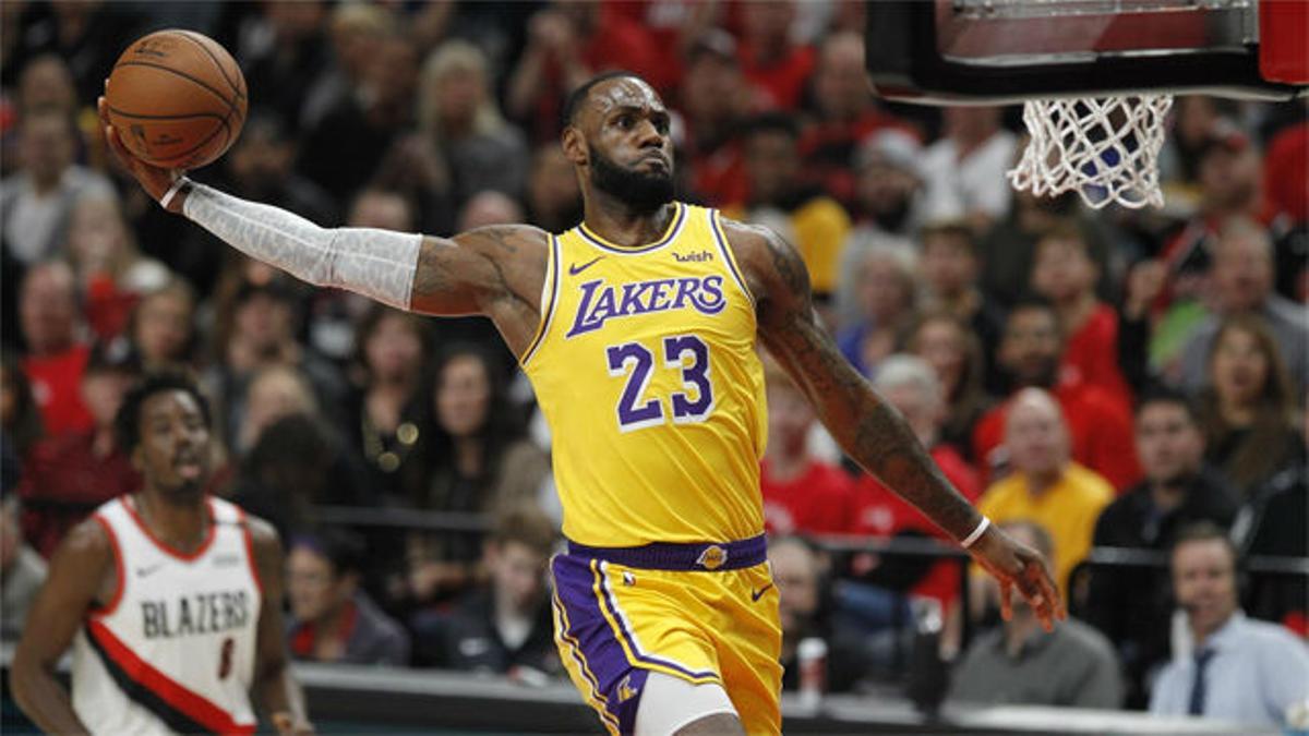 El momento más esperado por los aficionados de los Lakers: así fue el primer canastón de LeBron