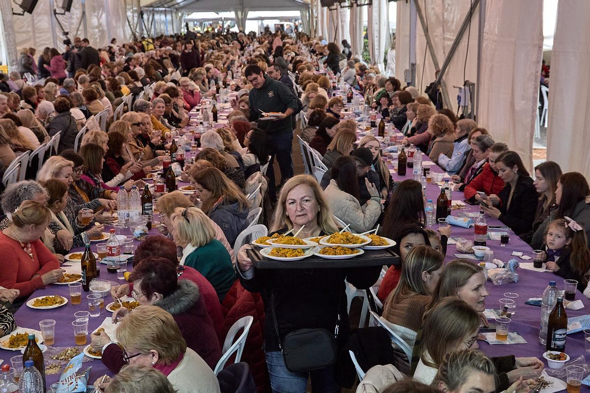 Un momento de la comida solidaria.