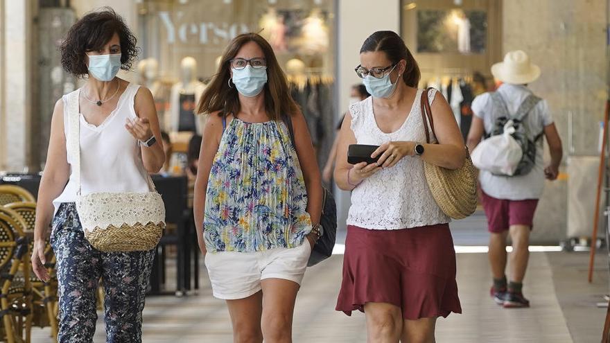 Gent passejant pel carrer amb mascareta