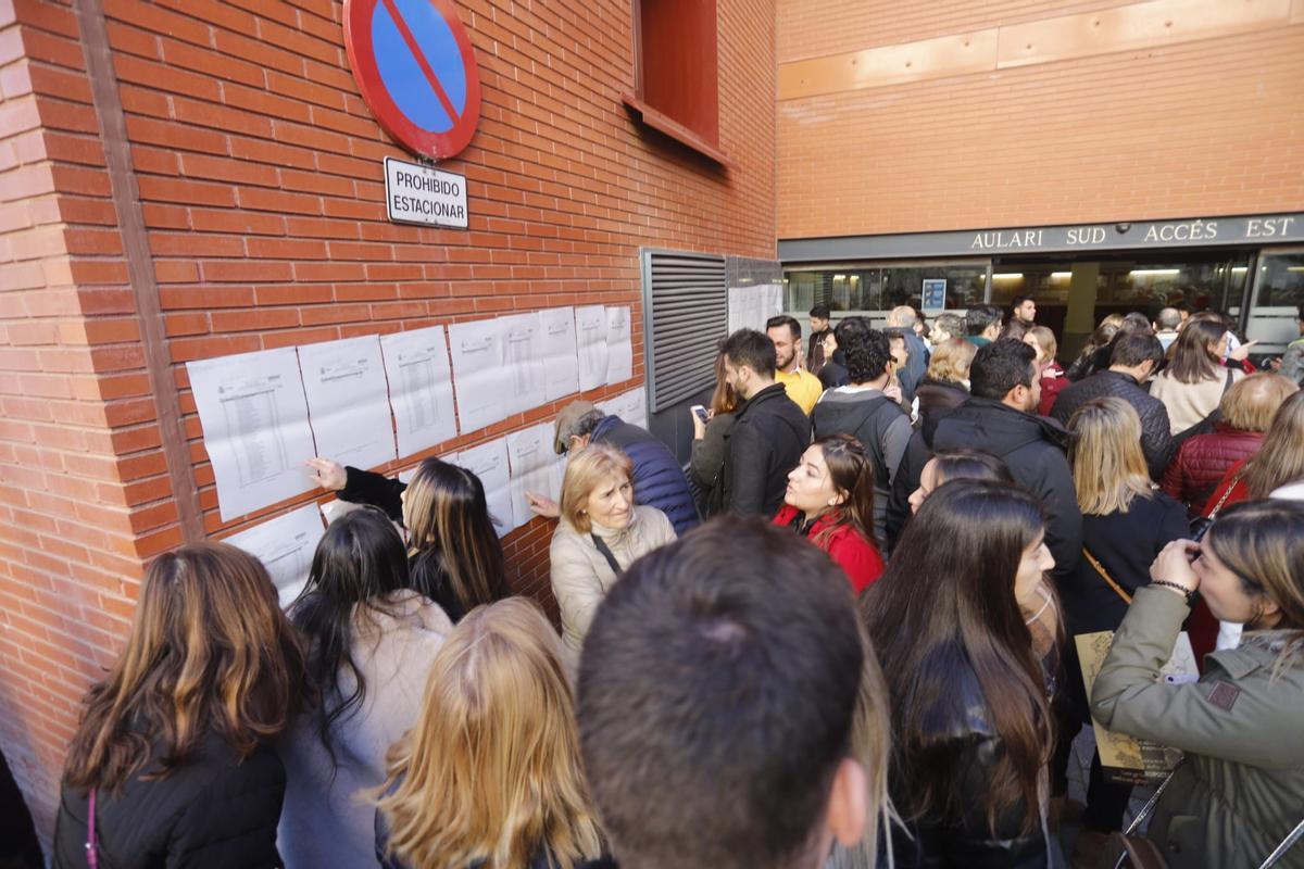 Miles de personas se presentan a las oposiciones de Sanidad en València