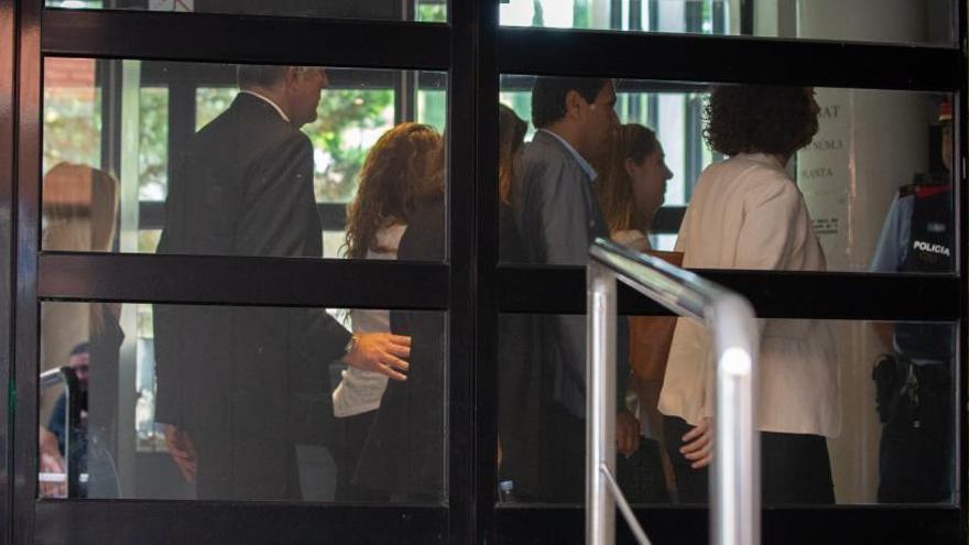 Shakira, acompanyada dels seus assessors, al jutjat d&#039;Esplugues