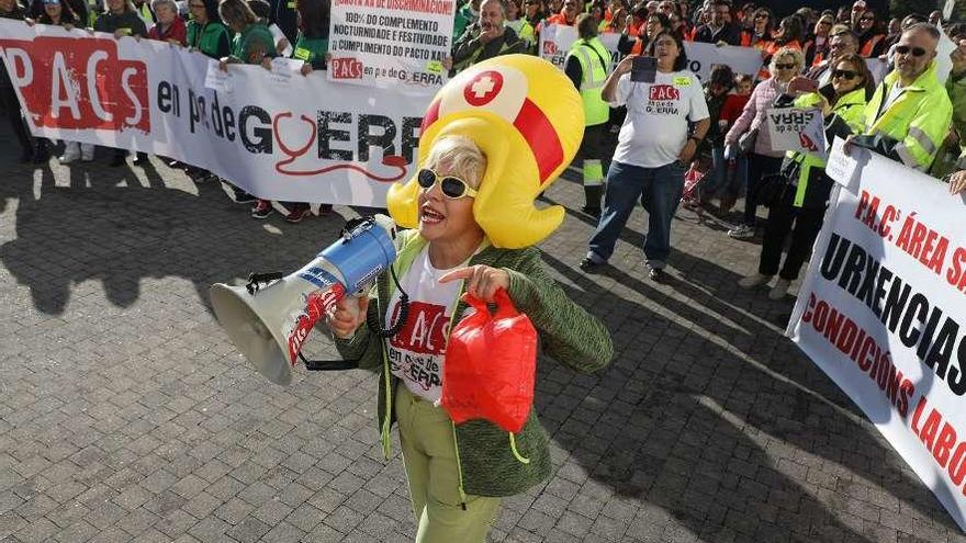 Protesta del personal del PAC frente a la Xunta, ayer, en Santiago.