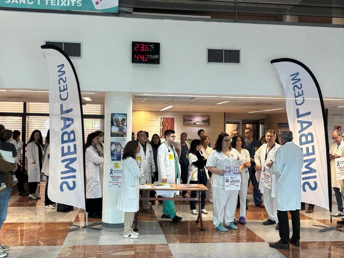 FOTO | Concentraciones de médicos en las puertas de los hospitales de Baleares contra el estatuto marco. FOTO | Concentraciones de médicos en las puertas de los hospitales de Baleares contra el estatuto marco.