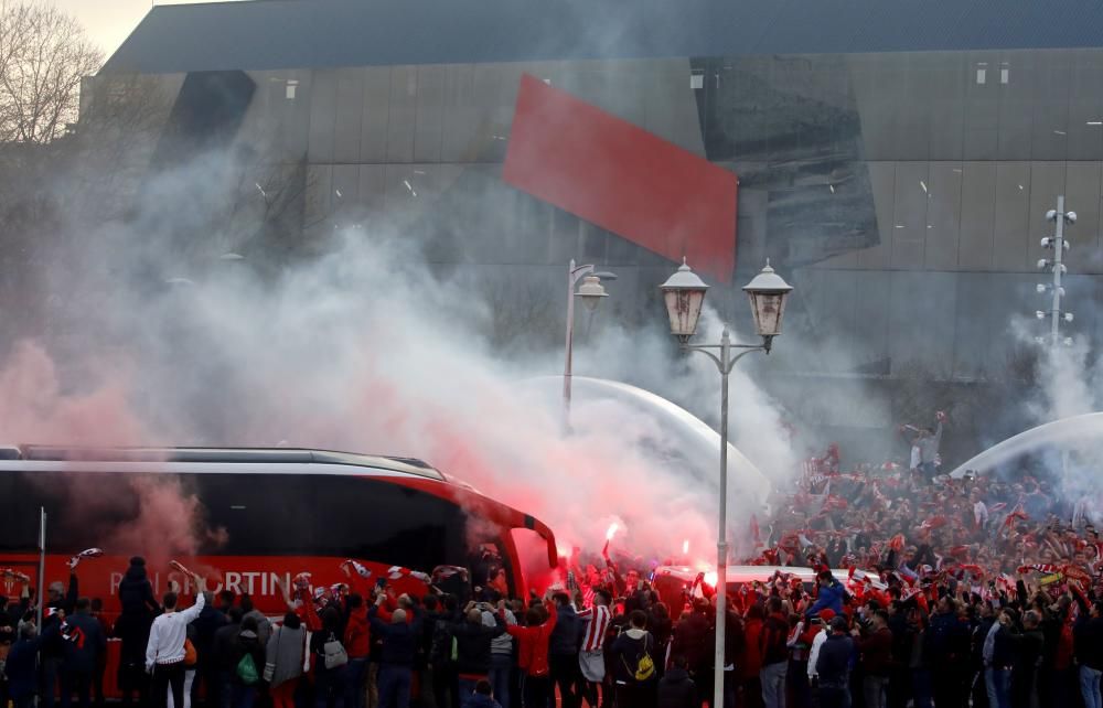 Derbi asturiano: Llegada de aficionados y los autobuses de los equipos a El Molinón