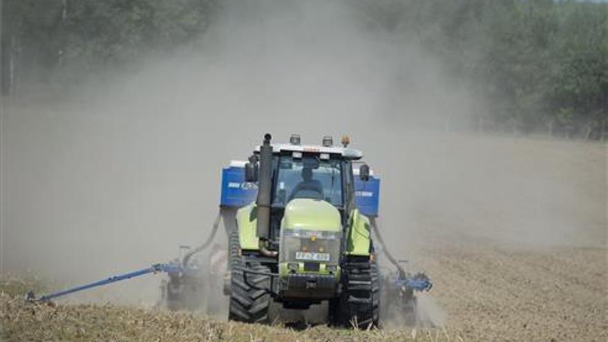 Muere un hombre de 72 años arrollado por su tractor en una finca de Castuera