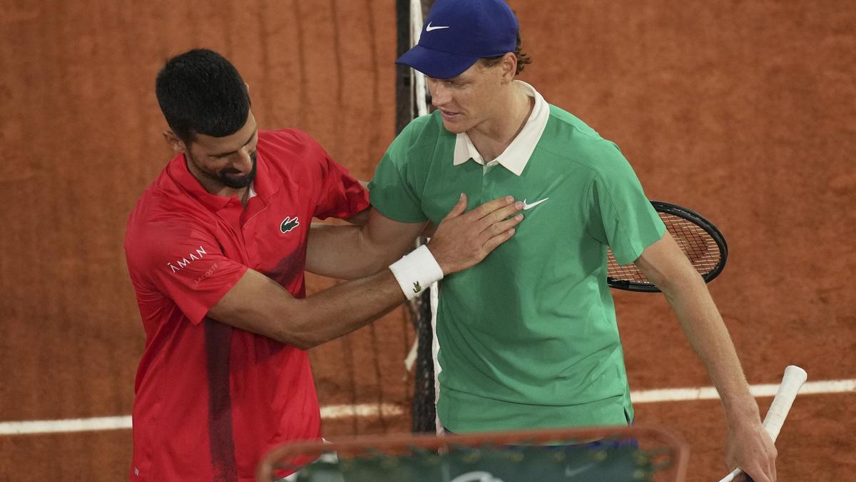 Djokovic y Sinner saludándose en las semifinales del Roland Garros
