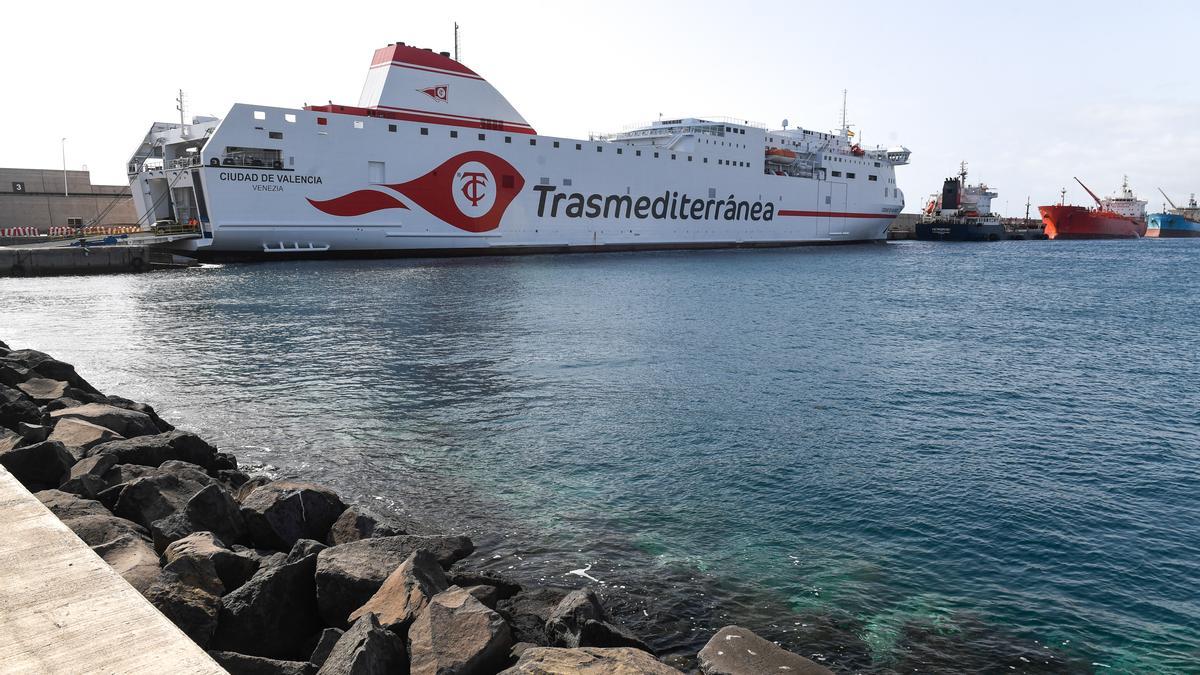 Imagen del ferry ‘Ciudad de Valencia’ durante un atraque en la dársena de África en el Puerto de Las Palmas.