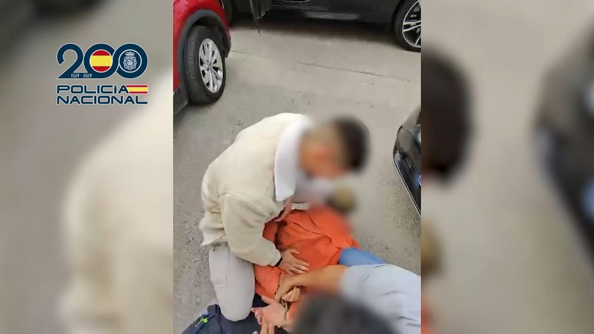 Momento de la detención de un fugitivo en Alicante por parte de la Policía Nacional