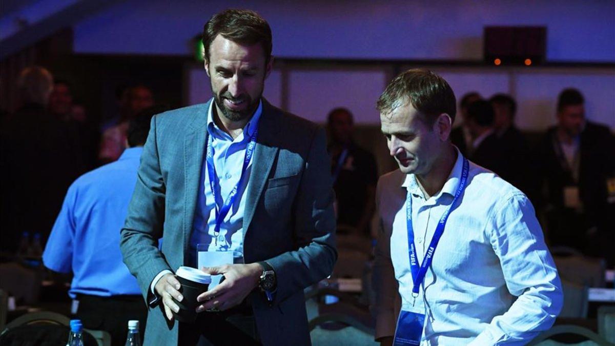 Dan Asworth junto a Gareth Southgate durante la conferencia de la FIFA en Londres