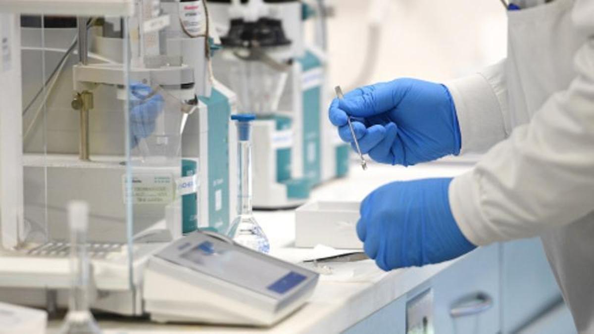 Un investigador en un laboratorio.