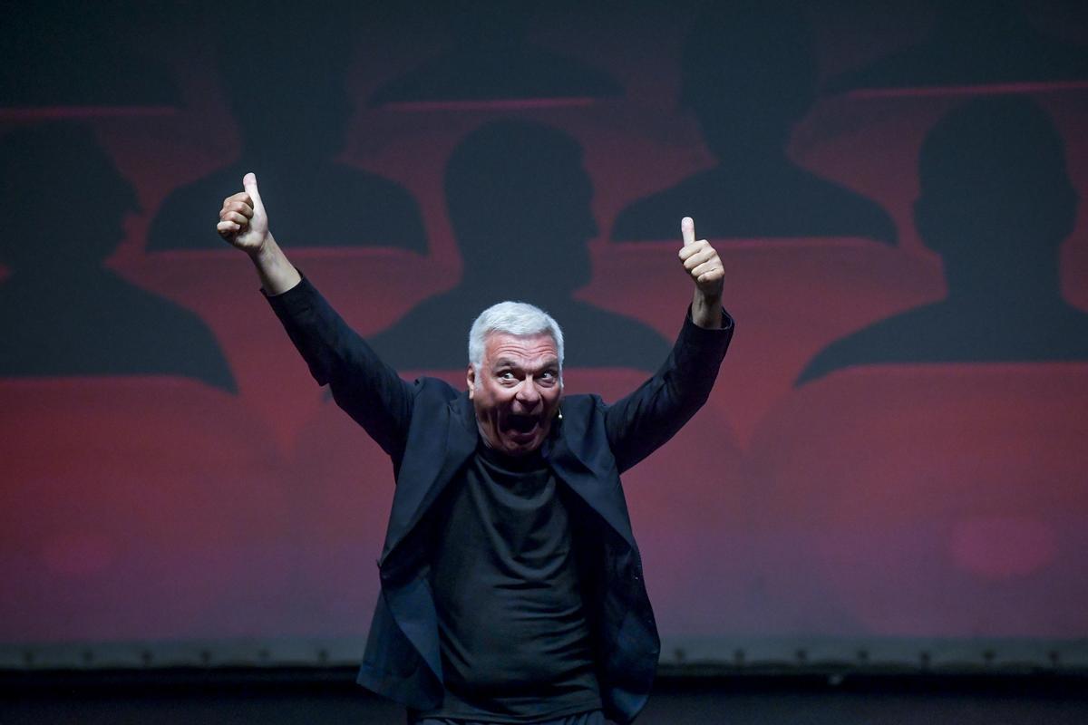 Carles Sans durante la representación de &quot;¡Por fin solo!&quot; en el Teatro Víctor Jara de Vecindario.
