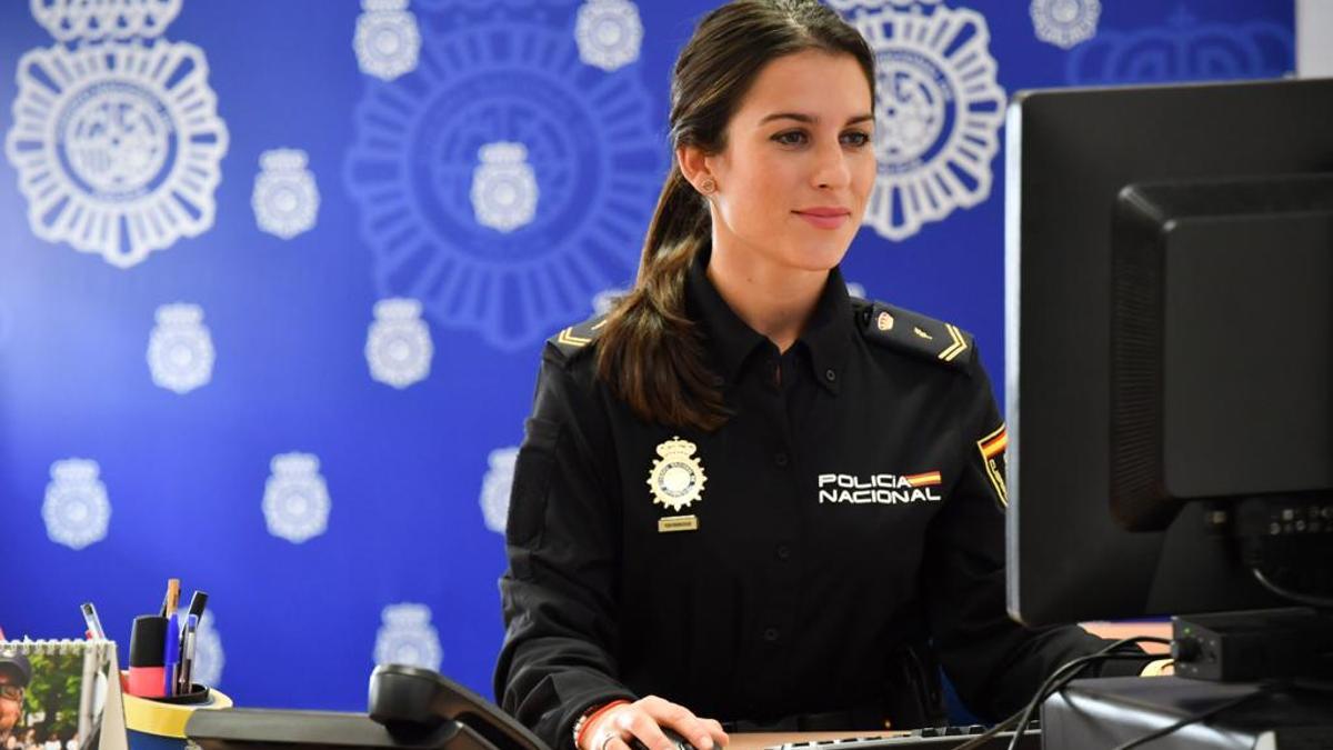 La agente en su puesto de trabajo en Madrid.