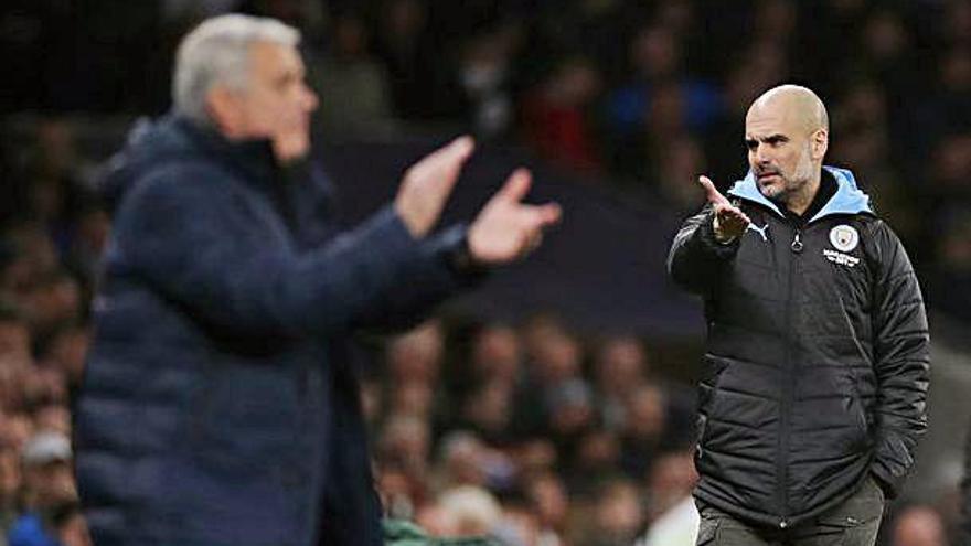 Guardiola fa cara d&#039;amoïnat mentre Mourinho aplaudeix el seu equip