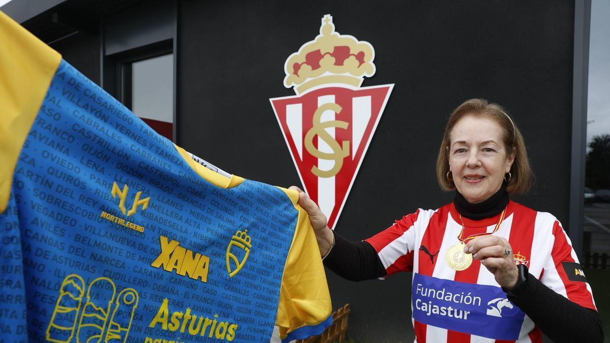 Cristina Alonso Sánchez, en Mareo, con su medalla, la camiseta del Sporting y la de la selección de Asturias.