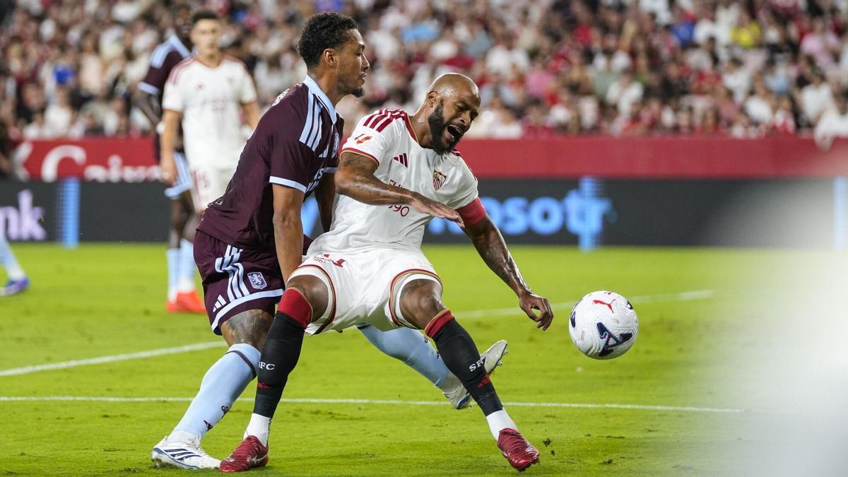 Marcao frente a un jugador del Aston Villa.