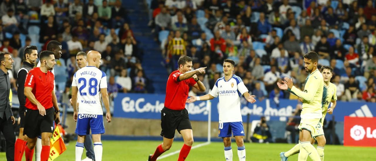 Trujillo anula el gol de Bermejo tras visionar la jugada en la pantalla.