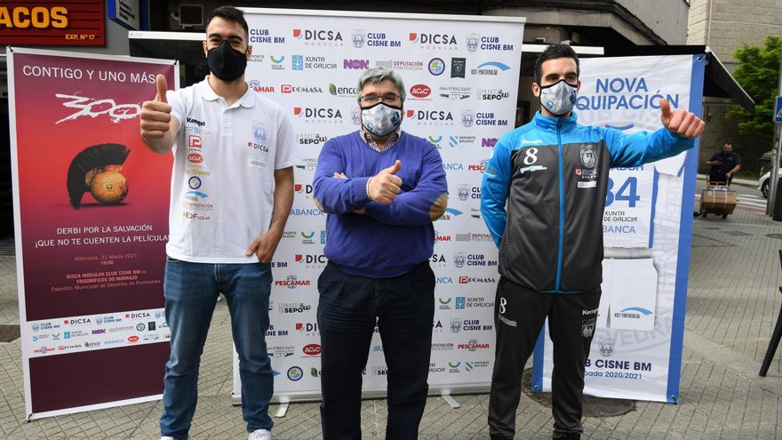 Gonzalo Carró, Santiago Picallo y Pablo Picallo, del Dicsa Modular Cisne, ayer en Pontevedra