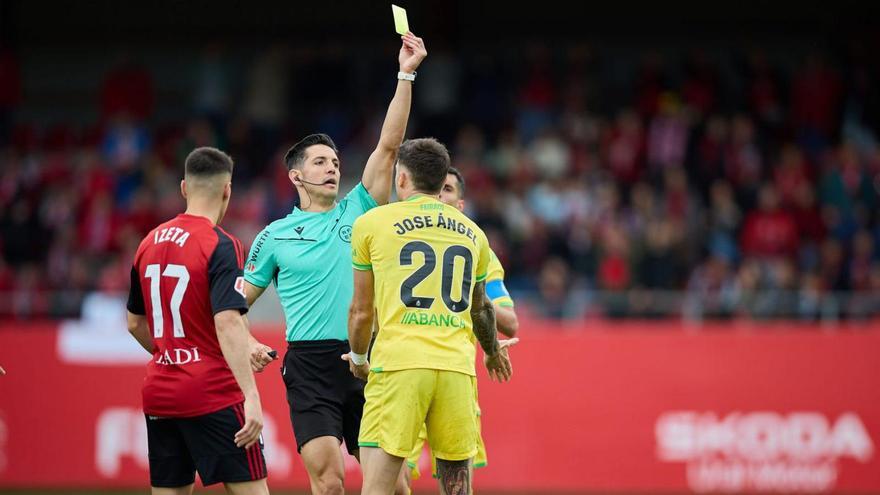 Muresan Muresan amonesta a José Ángel en el duelo con el Mirandés