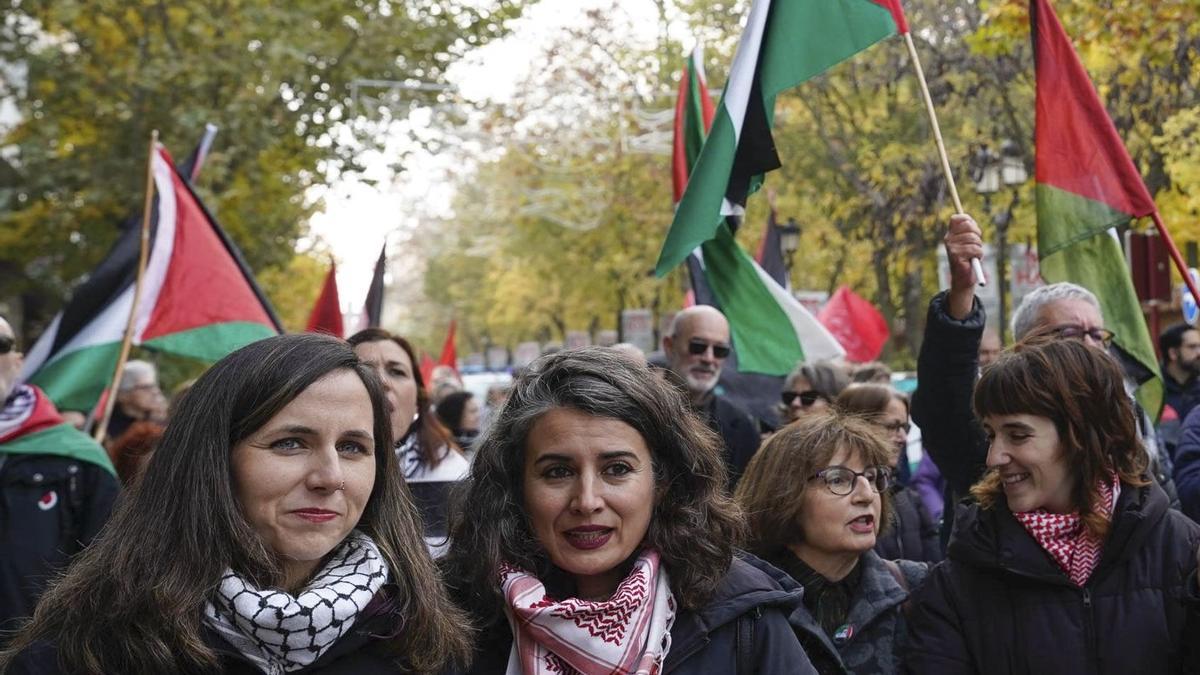La secretaria general de Podemos, Ione Belarra, asiste a la manifestación celebrada en Cáceres, este sábado.