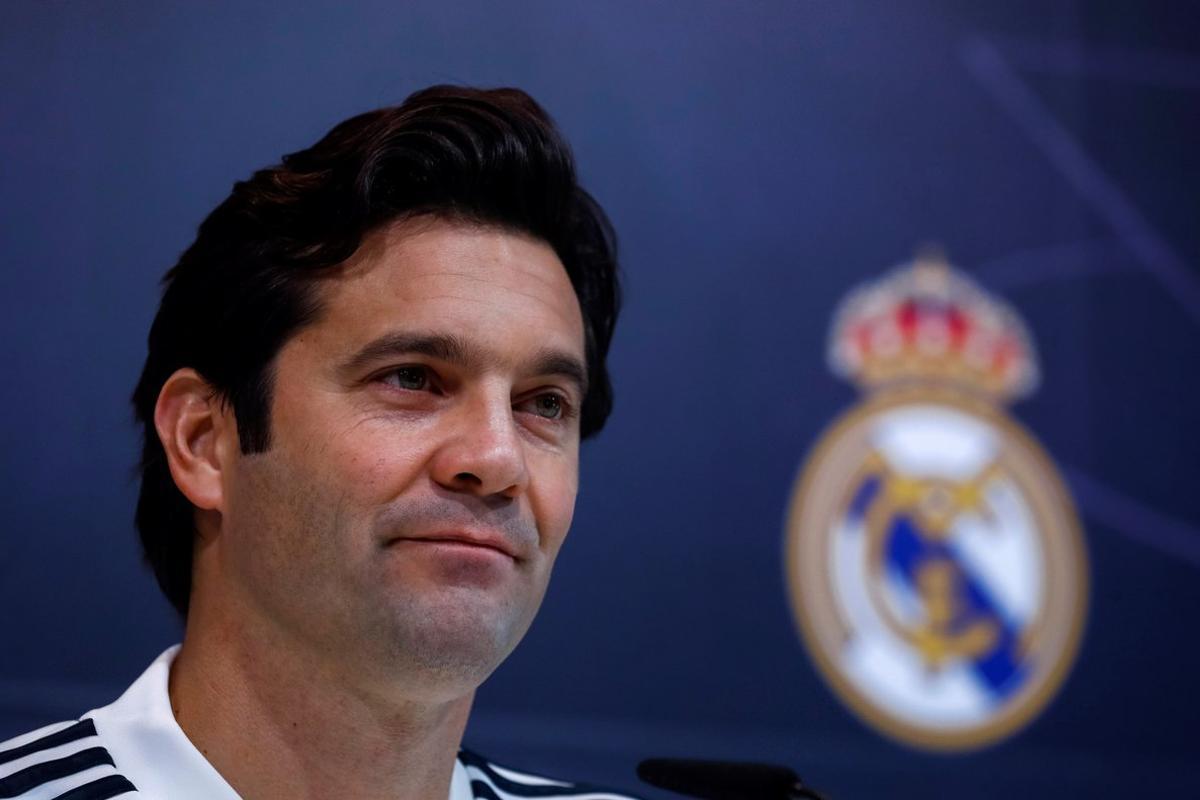 GRAF6712  MADRID  14 12 2018 - El entrenador del Real Madrid  el argentino Santiago Solari  durante la rueda de prensa previa al entrenamiento previsto hoy en la Ciudad Deportiva de Valdebebas  para preparar el partido de la decima sexta jornada de Liga de Primera Division que el conjunto blanco disputa manana ante el Rayo Vallecano en el Santiago Bernabeu  EFE Emilio Naranjo