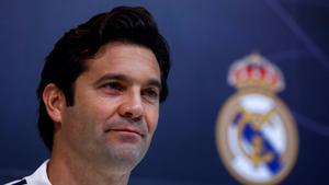 GRAF6712  MADRID  14 12 2018 - El entrenador del Real Madrid  el argentino Santiago Solari  durante la rueda de prensa previa al entrenamiento previsto hoy en la Ciudad Deportiva de Valdebebas  para preparar el partido de la decima sexta jornada de Liga de Primera Division que el conjunto blanco disputa manana ante el Rayo Vallecano en el Santiago Bernabeu  EFE Emilio Naranjo