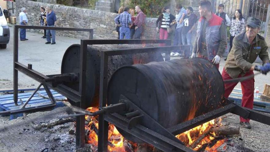 Preparativos del asado de castañas en la fiesta del Magosto de Hermisende.