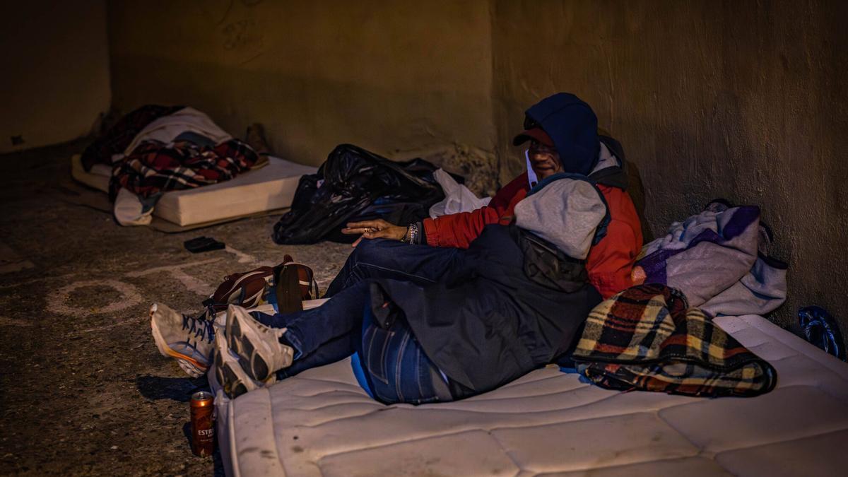 Ocho personas sin hogar sobreviven en un párking del Baix Guinardó mientras Barcelona actualiza su censo de calle