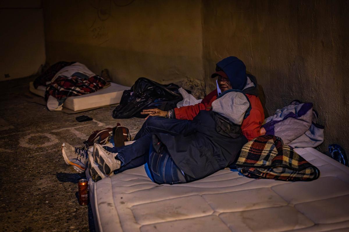 Vuit persones sense llar malviuen en un pàrquing del Baix Guinardó: «No fan res per la gent com nosaltres»