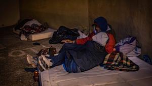 Vuit persones sense llar malviuen en un pàrquing del Baix Guinardó: «No fan res per la gent com nosaltres»