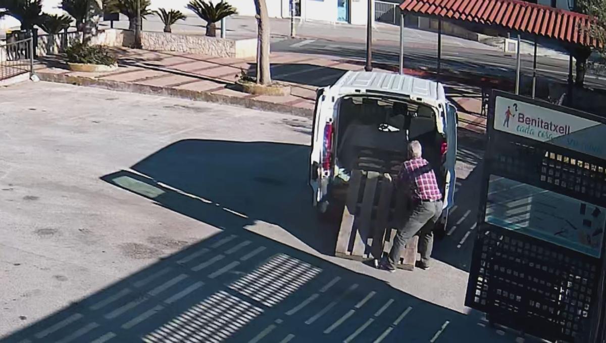 Palés de obra sacados de una furgoneta para depositarlos indebidamente junto a contenedores