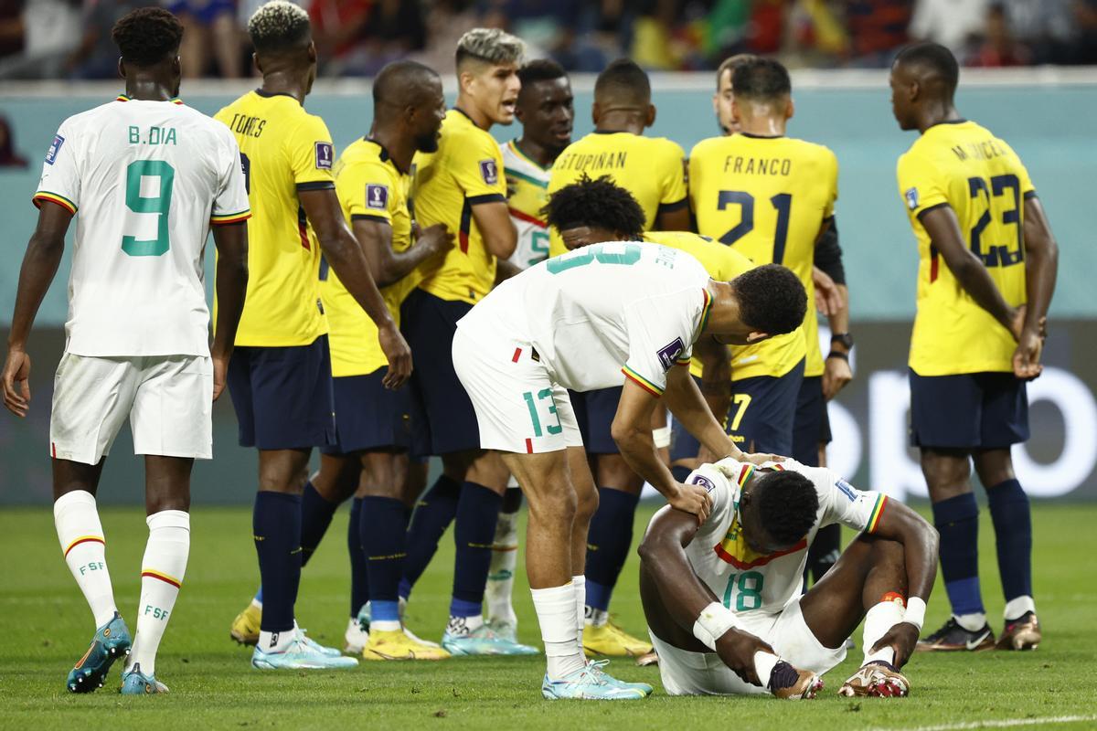 GR2105. DOHA (CATAR), 29/11/2022.- Ismaila Sarr de Senegal (abajo) se lamenta hoy, en un partido de la fase de grupos del Mundial de Fútbol Qatar 2022 entre Ecuador y Senegal en el estadio Internacional Jalifa en Doha (Catar). EFE/ Esteban Biba