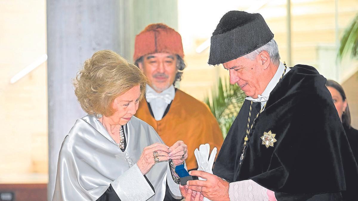 Lluis Serra, rector de la ULPGC, distingue como doctora ‘honoris causa’ a la reina emérita doña Sofía, ante el vicerrector Jin Taira.