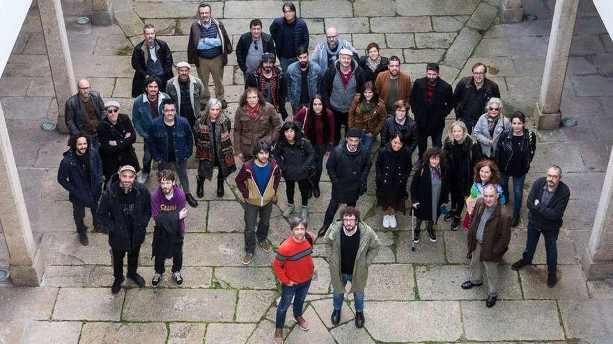 Algunos de los artistas participantes, con el concejal de Culturas, ayer, en la Fundación Luis Seoane.