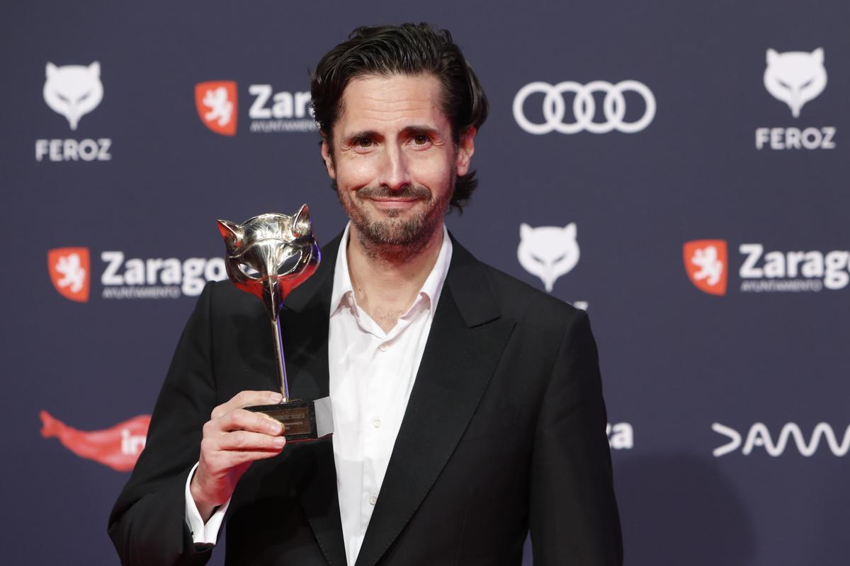 ZARAGOZA, 28/01/2023.- El actor Juan Diego Botto tras recibir el premio a Mejor actor de reparto de una serie por su trabajo en No me gusta conducir durante la ceremonia de entrega de la décima edición de los Premios Feroz que otorga la Asociación de Informadores Cinematográficos de España (AICE), este sábado en Zaragoza. EFE/Javier Belver.