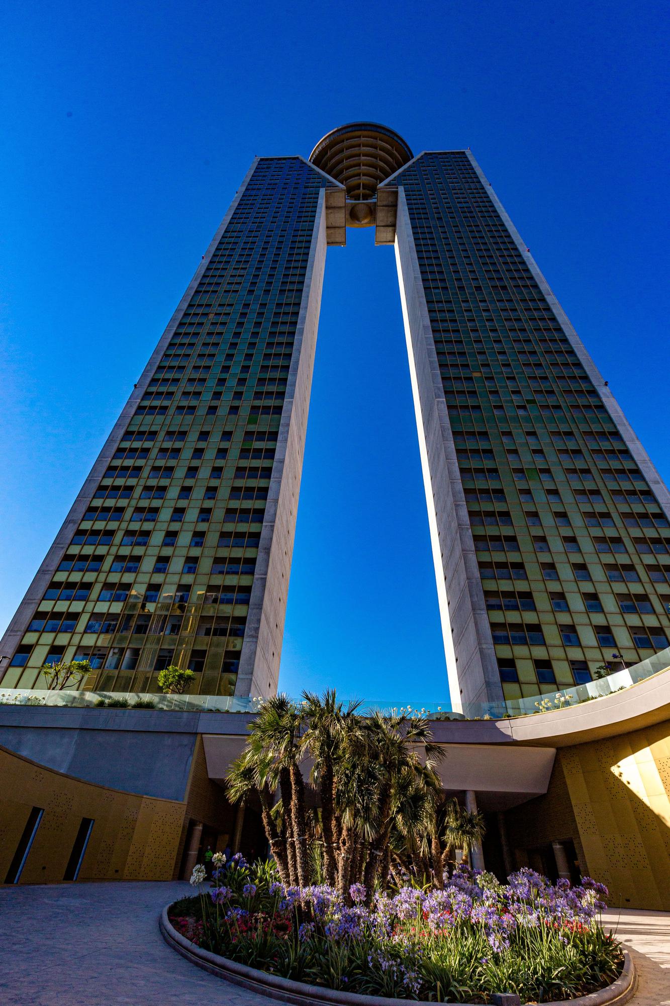 La torre InTempo cuelga la bandera 14 años después de empezar a construirse en Benidorm