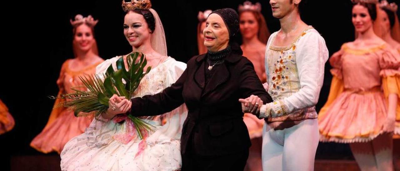 Alicia Alonso, entre Viengsay Valdés y Alejandro Virelles, saluda al público del Campoamor en octubre de 2011.