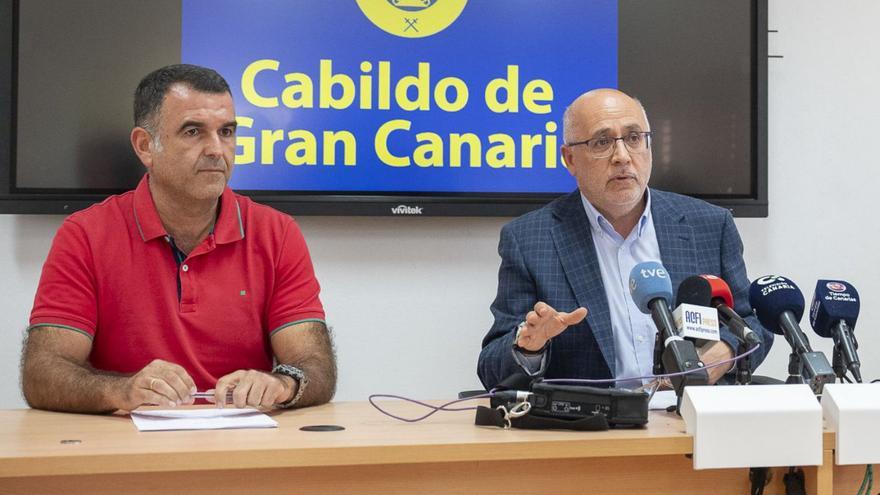 A la  izquierda, Luis Arencibia, director  de extinción, junto a Antonio Morales, presidente del Cabildo, ayer en el Cecopin. | | LP/DLP