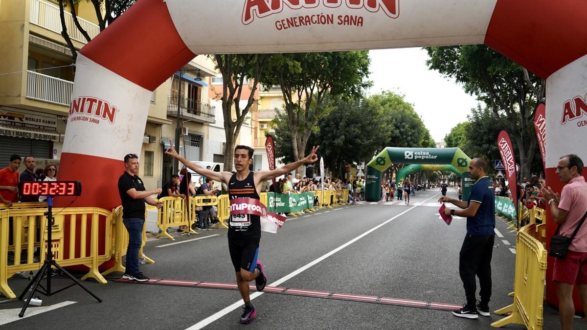 Ripoll cruza la línea de meta en primera posición.