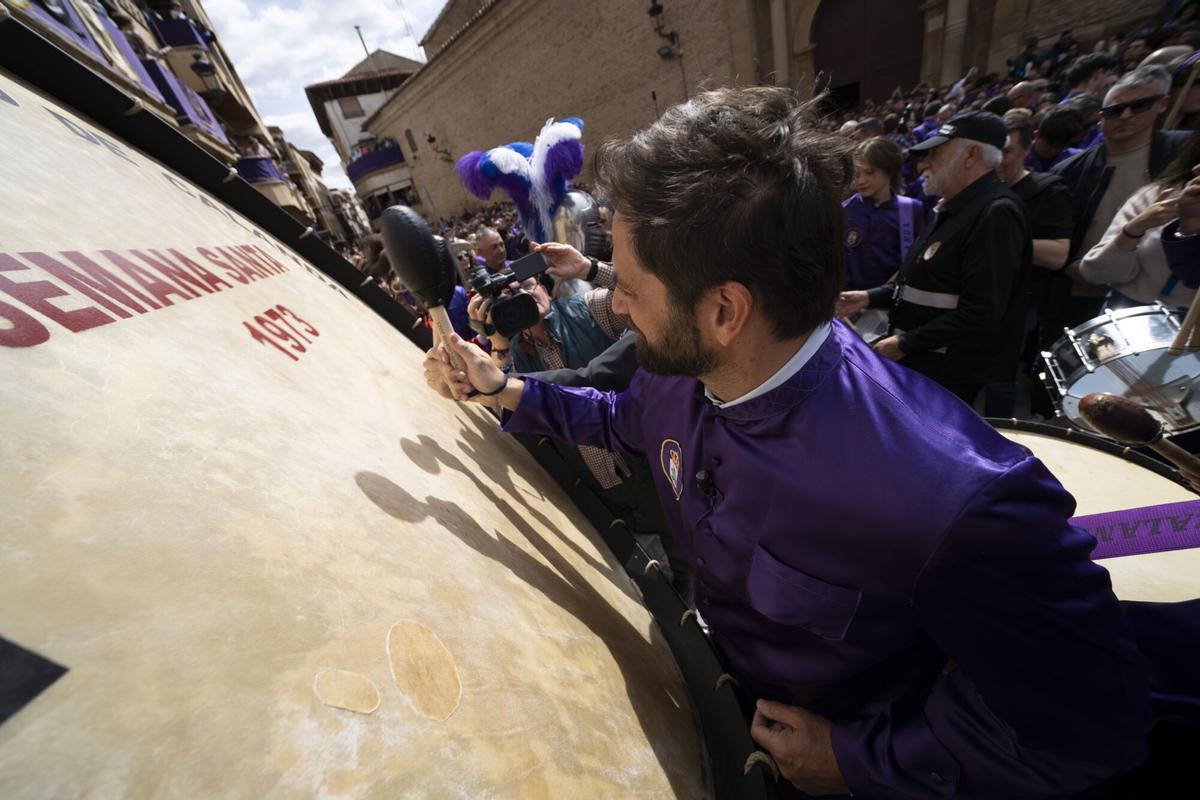 FOTODELDÍA - CALANDA (TERUEL), 18/04/2025.- En el 125 aniversario del nacimiento de Luis Buñuel, la presencia del director de cine calandino es más visible que nunca en el tradicional acto de Romper la Hora en su localidad natal, y es que ha sido su nieto, el también cineasta Diego Buñuel, el encargado de dar el primer toque. Como ya es tradición, el municipio turolense de Calanda ha celebrado al mediodía del Viernes Santo el acto de Romper la Hora en la Plaza de España, uno de los momentos más esperados de la Semana Santa en la localidad. EFE/Antonio Garcia FOTODELDÍA - CALANDA (TERUEL), 18/04/2025.- En el 125 aniversario del nacimiento de Luis Buñuel, la presencia del director de cine calandino es más visible que nunca en el tradicional acto de Romper la Hora en su localidad natal, y es que ha sido su nieto, el también cineasta Diego Buñuel, el encargado de dar el primer toque. Como ya es tradición, el municipio turolense de Calanda ha celebrado al mediodía del Viernes Santo el acto de Romper la Hora en la Plaza de España, uno de los momentos más esperados de la Semana Santa en la localidad. EFE/Antonio Garcia