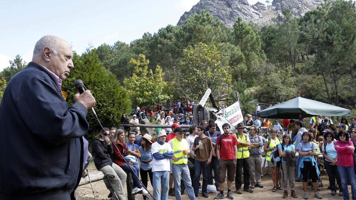 Intervención de Xosé Luis Méndez Ferrín en una &quot;andaina&quot; por la Serra do Galiñeiro. // Jose Lores