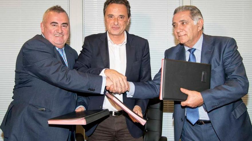 Fraile, Ortiz y Villafaina sellan el acuerdo.