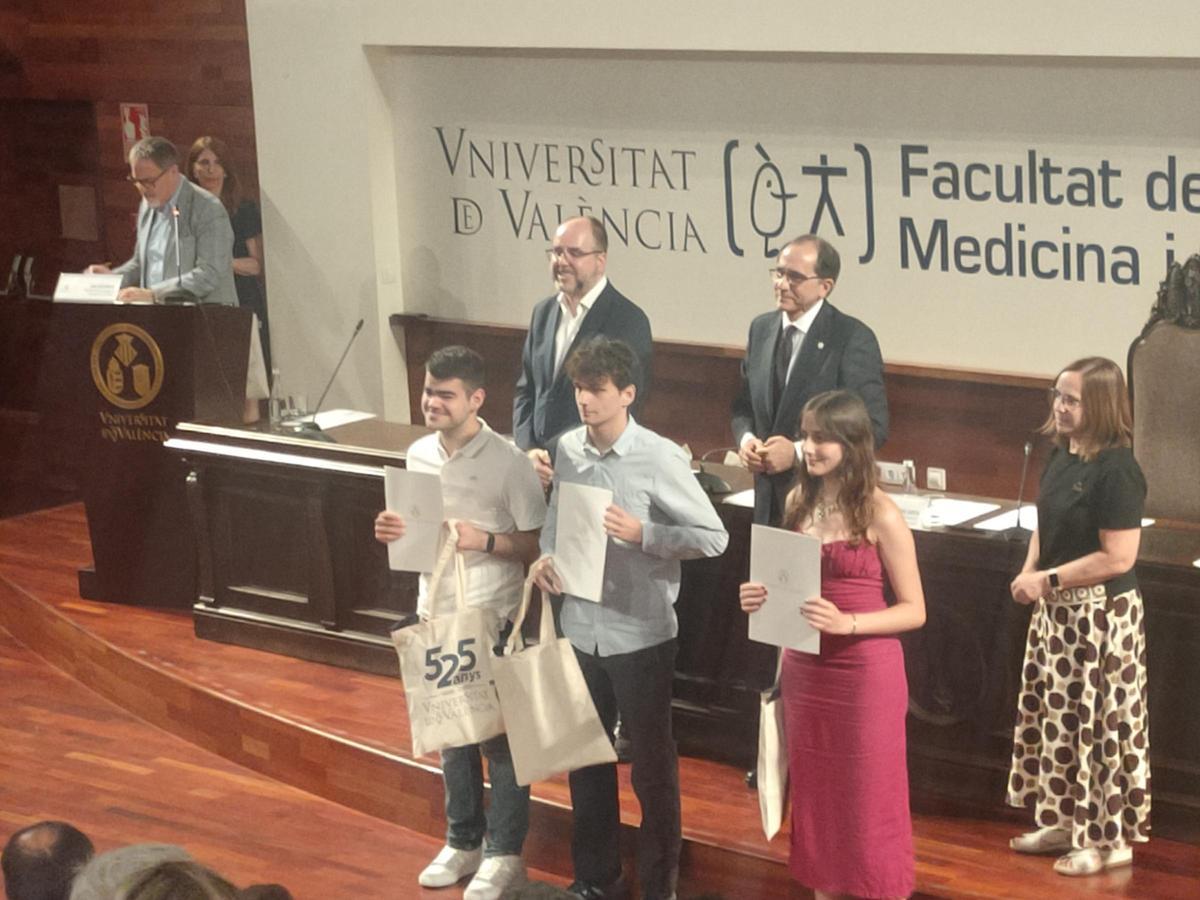 Alumnos distinguidos por sus notas en las PAU en el acto de la Universitat de València.