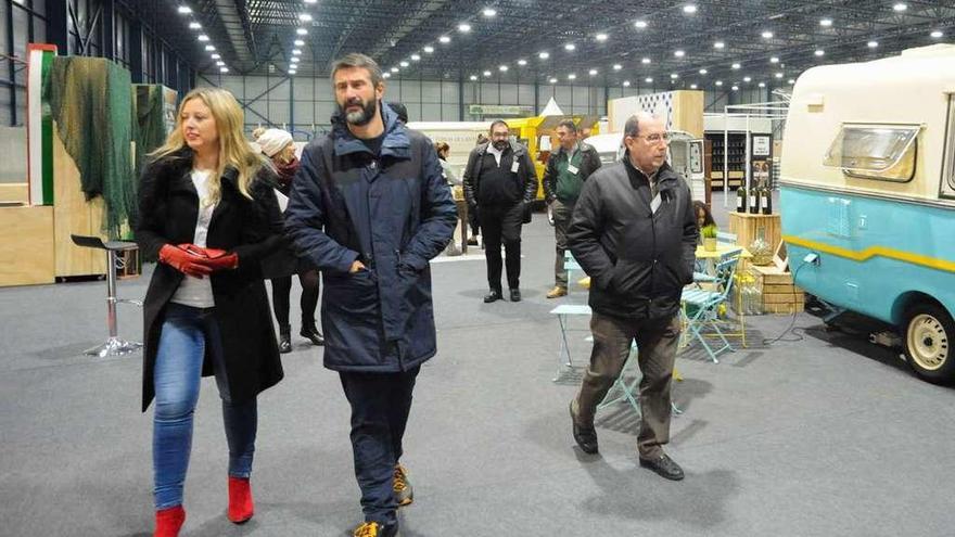 El alcalde Alberto Varela junto a la promotora de eventos Marta García, en Fexdega. // Iñaki Abella