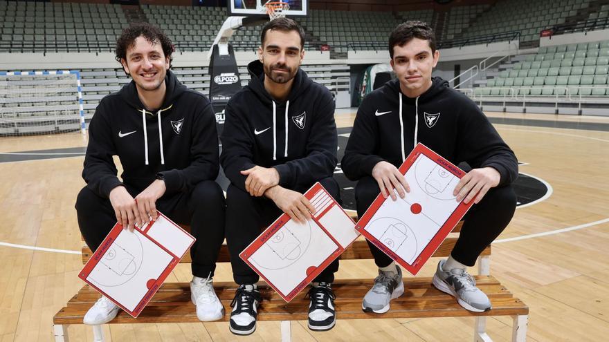 Dimitris Tsesmetzis, Lucas Pérez y Antonio Navarro, en el Palacio de los Deportes. | JUAN CARLOS CAVAL
