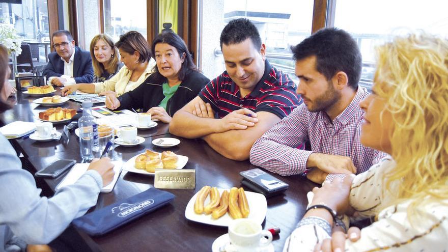 Amoedo, en el centro, con sus compañeros del PP de Redondela. // FdV