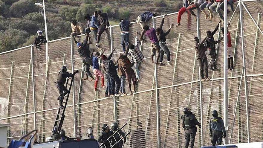 Diverses persones intenten entrar a Espanya a través de la tanca de Melilla.