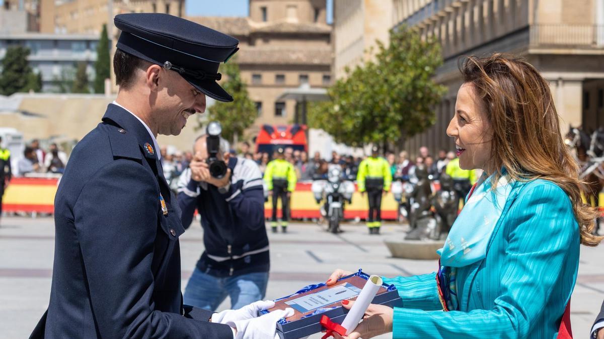 La alcaldesa de Zaragoza, Natalia Chueca, durante la entrega de despachos.