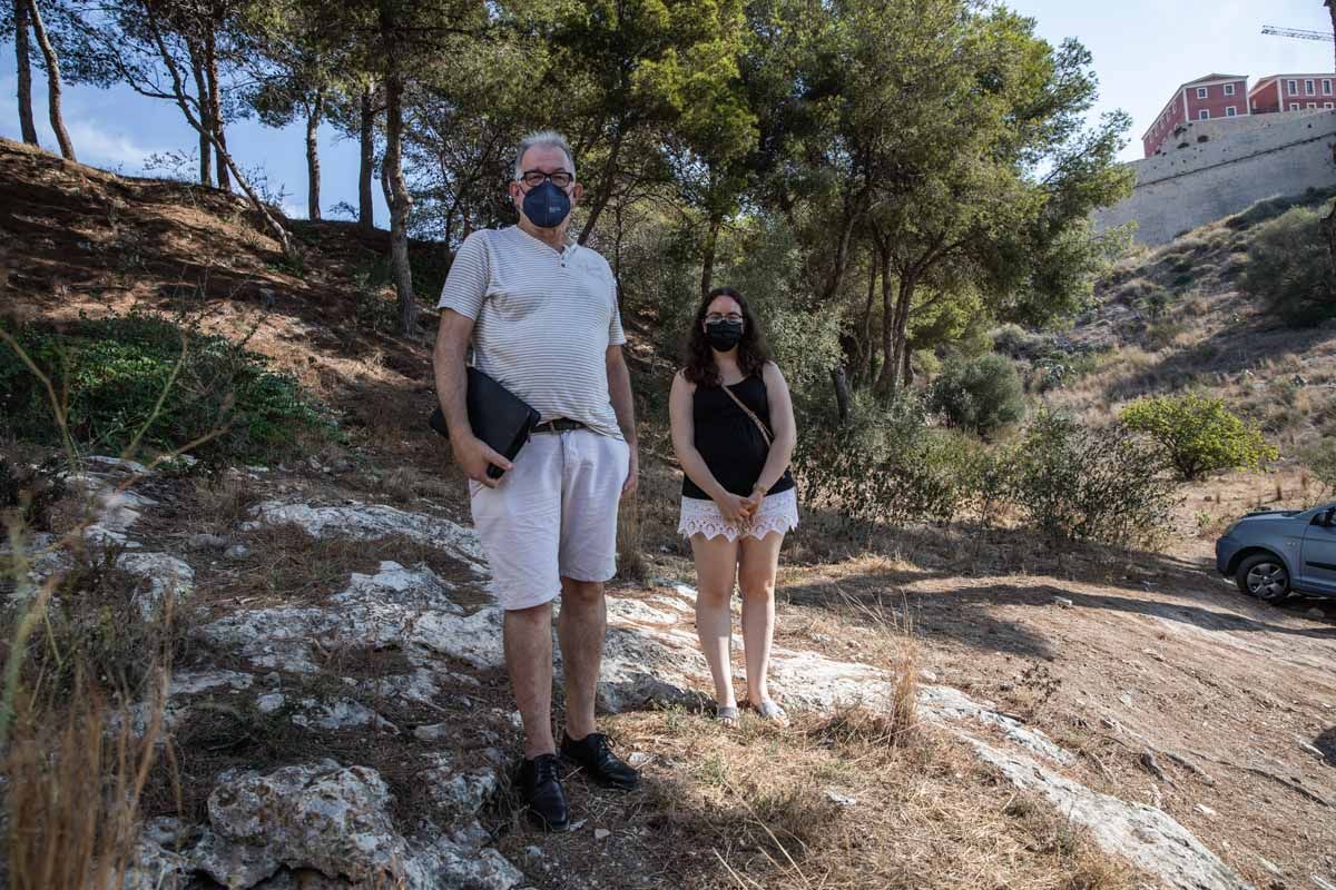 Basura pegada al Patrimonio de Ibiza