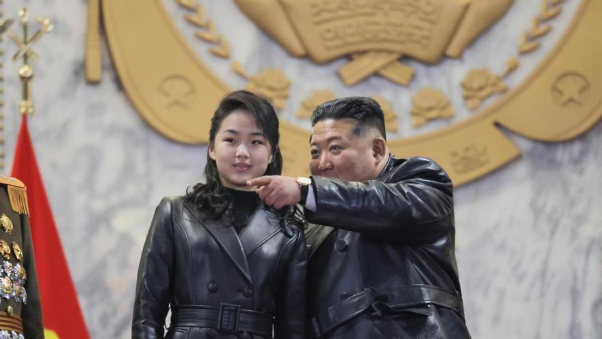 La hija adolescente de Kim acude a un desfile militar y refuerza su perfil de posible sucesora en Corea del Norte