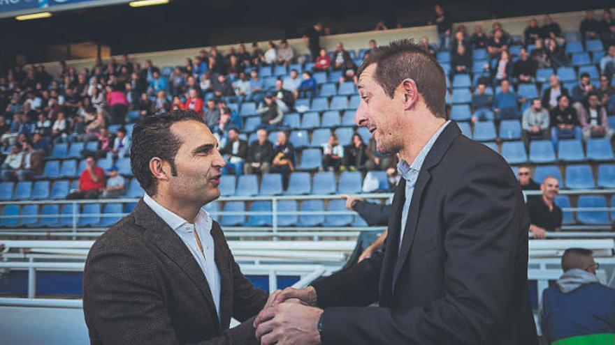 Rubén Baraja y Luis Miguel Ramis se saludan antes del partido.